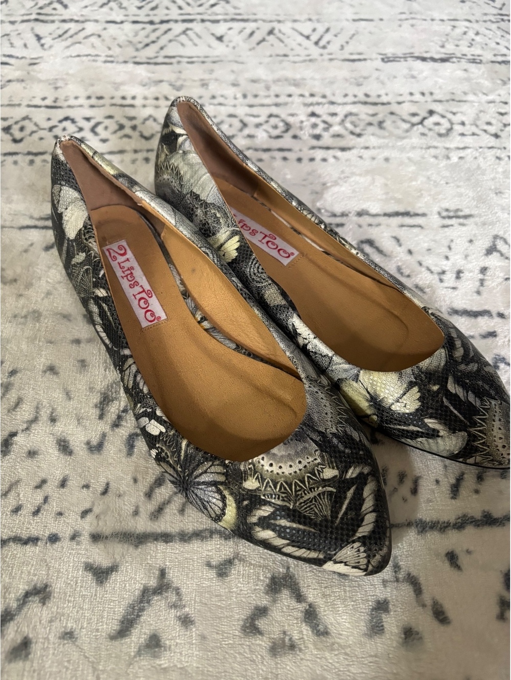 2 Lips Too Women's Pointed Toe Flats Size 9 Black and White Pattern